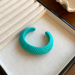 Bracelet mat géométrique en acrylique pour femmes forme irrégulière manchette de mode minimaliste empilable bonbon de bras élégant pour un usage quotidien - Product Image 6