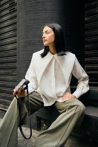 Blusa de lino Serena al mejor precio para mujer, nueva tendencia, estilo informal, servicios ODM simples, decoración con logotipo de invierno y verano hecho en Vietnam - Product Image 4