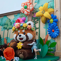 Mascotte gonflable géante personnalisée de raton laveur avec fleurs, 3,3 m de haut, modèle animal gonflable réaliste en peluche de dessin animé