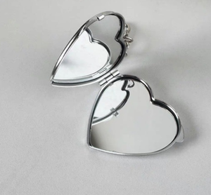 Mini Espejo de <span class=keywords><strong>Maquillaje</strong></span> Plegable con Forma de Corazón de Metal Plateado Portátil, Diseño de Espejo de Doble Cara, Pequeño Espejo de Llavero para Mujeres y Niñas - Product Image 2