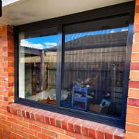 Ventana Corredera de Vidrio con Marco de Aleación de Aluminio Negro, Estilo Rejilla Francesa, Duradera e Insonorizada