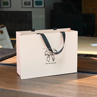 Sac en papier kraft de luxe avec poignée, imprimé sur mesure avec logo de marque, pour la promotion de vêtements et la vente au détail, biodégradable et résistant