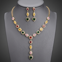 Parure de bijoux fantaisie en laiton plaqué or avec collier Y et boucles d'oreilles pendantes en forme de cœur multicolore arc-en-ciel sertis de zircone cubique, idéale pour les soirées de bal et les occasions spéciales, vente en gros