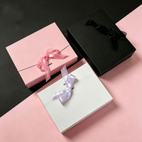 Hemen Gönderilebilir Şeker Kutusu Sert Karton Mat Kaplama Açılır Kapaklı 26x19x8cm Siyah Pembe Beyaz
