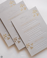 Invitations de mariage personnalisées de luxe élégantes en papier coton gaufré floral, suite d'invitations imprimées en typographie avec détails en feuille d'argent et d'or