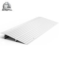 Grand chargement portable mobile montée en métal en alliage d'aluminium rampe de seuil de porte pour fauteuils roulants portes marches escaliers