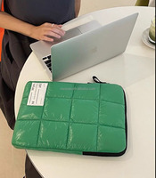 Bolsa para portátil acolchada de nailon brillante con logotipo personalizado, funda para portátil impermeable y duradera para mujer