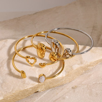 Bracelet manchette sculptural en acier inoxydable plaqué or 18 carats avec extrémités irrégulières lisses, style minimaliste