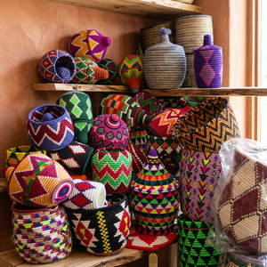 Panier artisanal en bambou tressé fait main, écologique, avec doublure en paille, motifs géométriques colorés, art populaire, matériaux naturels pour la maison - Product Image 2