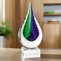 Trophée en verre soufflé artisanal multicolore décoratif en forme de goutte d'eau sur socle en cristal transparent