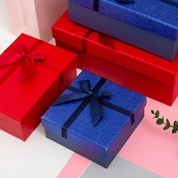 Boîte cadeau en carton personnalisable, base et couvercle rectangulaires, emballage avec ruban décoratif, impression quadricolore, cadeau et artisanat