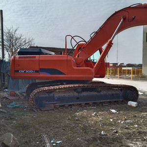 รถขุด DOOSAN DX300 มือสอง 30 ตัน เครื่องยนต์คัมมินส์ ปั๊มไฮดรอลิกคาวาซากิ มอเตอร์ วาล์ว KYB ชั่วโมงการใช้งานต่ำ สภาพ 90% ราคาแข่งขัน ปี 202 - Product Image 4