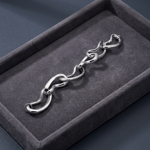Pulseras de Cadena de Eslabones Curvos de Plata 925 con Diseño Fluido - Product Image 3