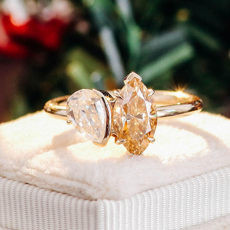 Anillo de oro de 10 quilates con moissanita.