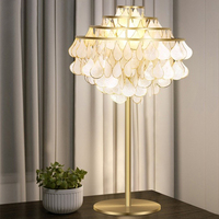 Lampe de table simple moderne en fer argenté avec coque LED pour chambre à coucher, salon, chevet, bar