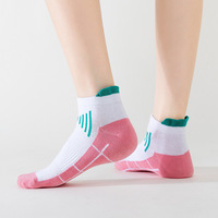 Chaussettes de compression antidérapantes respirantes à séchage rapide en Spandex/Coton pour hommes, idéales pour le basketball et la course estivale (vente en gros OEM)