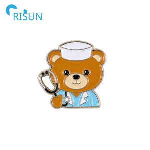 เข็มกลัดเคลือบลายสัตว์น่ารักสำหรับบำบัดอารมณ์ รูปหมีสีน้ำตาล หมีแพทย์ ตุ๊กตาหมีเท็ดดี้ เข็มกลัดเคลือบลายแพนด้า รับทำโลโก้ตามสั่ง - Product Image 3