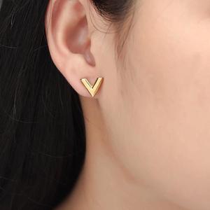 Stainless Steel V-letter Necklace for Women, Fashionable and Luxurious, <strong>Titanium</strong> Steel Collarbone <strong>Chain</strong> That Does Not Fade - Product Image 6