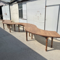 Table d'extérieur en bois courbée de style ferme moderne pour événements hôteliers et mariages