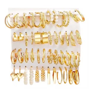 Alla moda <span class=keywords><strong>Set</strong></span> <span class=keywords><strong>di</strong></span> <span class=keywords><strong>orecchini</strong></span> Huggie placcati in oro per donne alla moda geometrico perla <span class=keywords><strong>cerchio</strong></span> gioielli <span class=keywords><strong>a</strong></span> goccia da donna eleganti <span class=keywords><strong>orecchini</strong></span> in metallo - Product Image 3