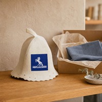 Chapeau de sauna finlandais en feutre de laine crème avec étiquette tissée personnalisée, ourlet festonné, protection des cheveux, cadeau unisexe