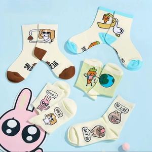 Chaussettes mi-mollet pour femmes, motif animaux mignons, respirantes, absorbant la transpiration, taille jeune, avec motifs de dessins animés - Product Image 1