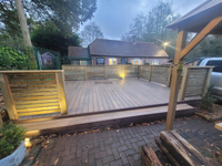 Terrasse en composite WPC imperméable au design original et moderne avec installation par clipsage pour projets d'aménagement paysager extérieur