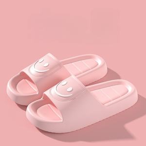 Chaussons d'intérieur et d'extérieur tendance, grande taille, doux et confortables, adaptés à toutes les saisons, avec un design visage souriant. - Product Image 4