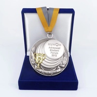 Médaille de compétition et commémorative de marathon en alliage de zinc plaqué or personnalisée avec couleur peinte et logo sur mesure
