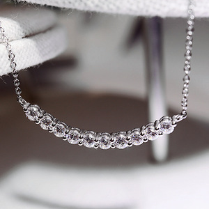 Collier simple en zircon étincelant avec motif sourire, serti griffe, en alliage de zinc, chaîne de clavicule, pour usage quotidien - Product Image 1