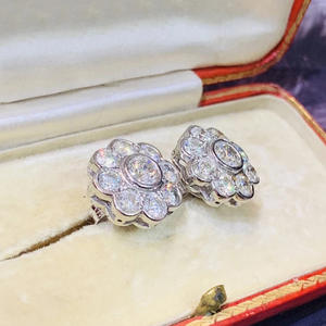 Boucles d'oreilles en or blanc E1297 avec diamants ronds taille brillant couleur D, bijoux classiques de mariage pour femme - Product Image 5