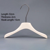 Cintres en bois flexibles et durables à prix compétitif pour magasins de vêtements – Design élégant et économique pour articles ménagers