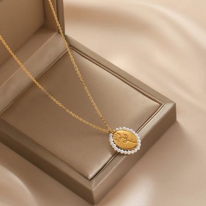 สร้อยคอจี้รูปช่อดอกกุหลาบประดับมุกธรรมชาติสำหรับผู้หญิง ดีไซน์เฉพาะตัว โดดเด่นมีเอกลักษณ์  พร้อมสายคล้องคอ  เหมาะเป็นของขวัญที่สมบูรณ์แบบ - Product Image 4