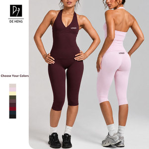 Ensemble de sport personnalisé pour femme : Crop top dos nu col halter, débardeur respirant ajusté et legging capri push-up pour fitness et yoga - Product Image 1