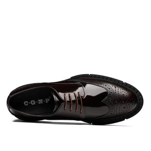 Zapatos de vestir y Oxford de cuero para hombre, casuales y de negocios, con parte superior de cuero charol grabado, impermeables y resistentes al desgaste. - Product Image 2