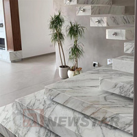 Escaliers en marbre blanc avec éclairage LED, marches en pierre naturelle de Chine Newstar, design de marches d'escalier en carrelage.