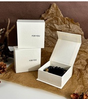Boîte à bijoux magnétique rigide de style livre, avec couvercle rabattable, pour ranger les bagues et les colliers, en carton, emballage cadeau en papier, logo en relief