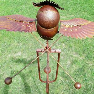 Oiseau cinétique en métal marron à ailes battantes, décoration de jardin oscillante, tourbillon de vent, art de jardin - Product Image 2