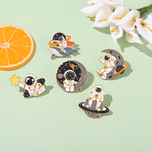 Vente en gros Regarder avec les mains nues espace galaxie astronaute émail broches baleine série mignon revers Badges sac bijoux cadeaux pour un ami - Product Image 2