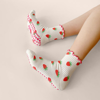 Chaussettes de Pilates personnalisées avec bordure à volants en jacquard à motif de fraises, semelle antidérapante à double grip personnalisée