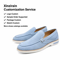 Mocassins décontractés pour hommes Xinzirain personnalisés en daim bleu clair, à bout rond, avec boucle argentée et semelle blanche perforée