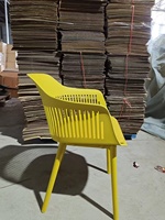 Chaise de salle à manger moderne en plastique avec revêtement en lin, dossier rembourré simple et doux, idéale pour restaurant, salon de thé, pâtisserie, ou pour les négociations.