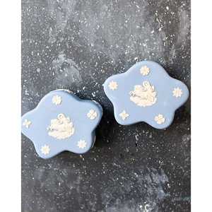 Boîte en forme d'étoile Wedgwood Jasperware Celeste par Gabriella P. England, décorée de chérubins et de scènes pastorales, pour rangement décoratif - Product Image 4