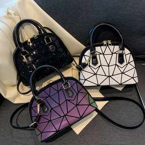 Nouveauté : Sac à main chic et élégant pour femme, style vintage, avec deux sangles et chaînes, design minimaliste, texture matelassée distinctive - Product Image 6