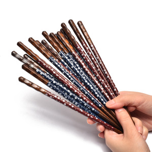 Palillos de madera de estilo japonés, diseño de flor de cerezo ondulada roja, forma redonda, vajilla portátil para el hogar y viajes - Product Image 3