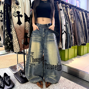 Jean vintage punk à jambe large pour femme, en denim délavé et vieilli, avec broderies et rivets, coupe ample - Product Image 1