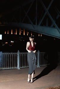 Vente à chaud Jupes élégantes pour femmes Jupe A Jupes plissées à fermeture éclair latérale Coquelicot Midi Matériau de bonne qualité Grossiste Vietnam - Product Image 6