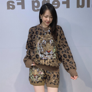 ชุดเสื้อสเวตเตอร์ถักลายเสือดาวประดับเพชรพลอย คอกลม แขนยาว ทรงหลวม ชุดสองชิ้นสำหรับฤดูหนาว - Product Image 2