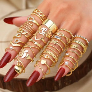 แหวนทองรูปหัวใจใบไม้ประดับมุกสำหรับผู้หญิง ดีไซน์ทันสมัยจาก ZYO Custom Jewelry แหวนเพชรคริสตัลสไตล์พังก์ประดับมุกและคริสตัลแบบซ้อนได้ - Product Image 3