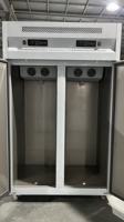 Réfrigérateur commercial haute performance R404A à 2 portes en acier inoxydable, avec insert de plateau vertical, pour cuisine d'hôtel